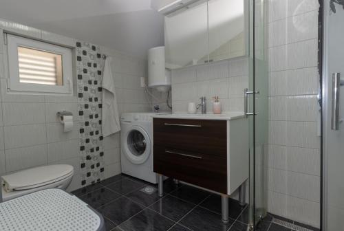 Phòng tắm tại Apartment Plazonić