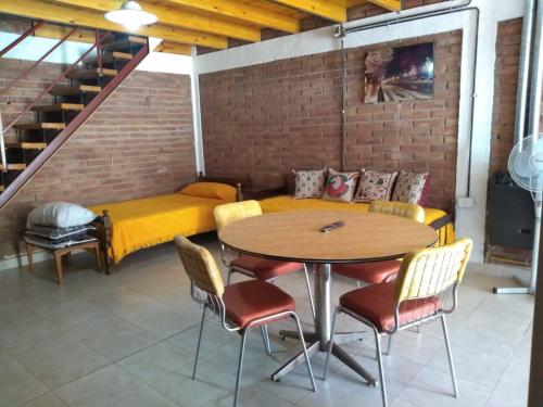 um quarto com uma mesa e cadeiras e um sofá em Departamentos PAEZ em Malargüe