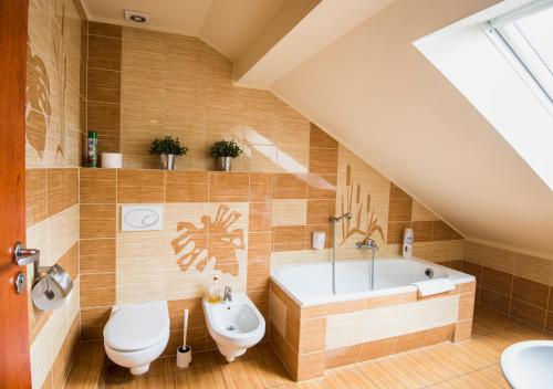 uma casa de banho com uma banheira, um WC e um lavatório. em H31 em Poznań