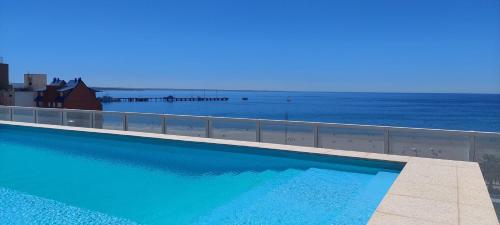 馬德琳港的住宿－mstudio I Monoambiente VIRA，一座背景海洋的游泳池