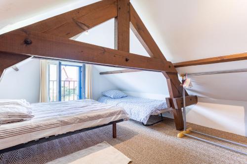 een slaapkamer met een stapelbed en een raam bij Le Cottage Normand in Annebault