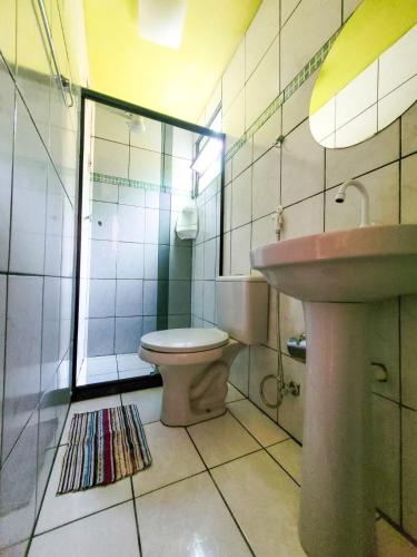 łazienka z toaletą i umywalką w obiekcie Hospedagem da Miss w mieście Lençóis