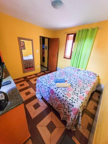 sypialnia z łóżkiem z kolorową kołdrą w obiekcie Hospedagem da Miss w mieście Lençóis