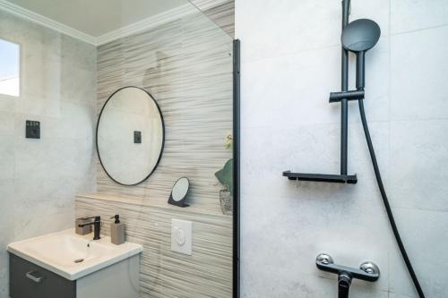 y baño con lavabo y espejo. en M2 Apartment Dubrovnik, en Dubrovnik