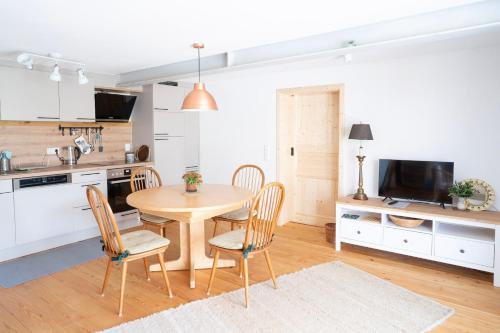 Una cocina o cocineta en Gästehaus Großhöchberg