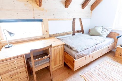 Una cama o camas en una habitación de Gästehaus Großhöchberg