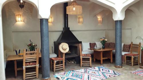 um quarto com um fogão, uma mesa e cadeiras em Riad Sabah em Marrakech
