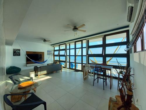 un soggiorno con divano e tavolo di Punta Malibu a Nueva Gorgona