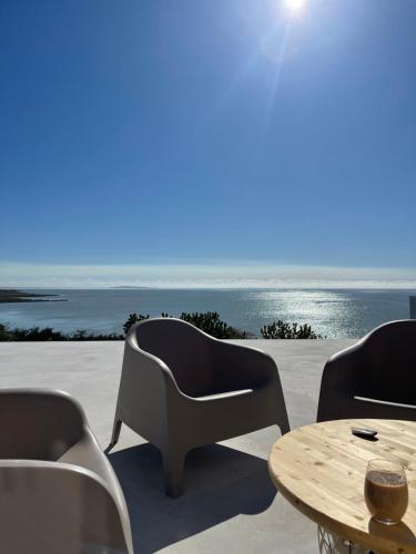 a group of chairs and a table with a view of the ocean at Apartament La Terrasse in Sarichioi