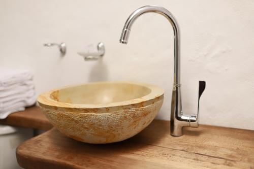 a bowl sink on a wooden counter with a faucet at Hotel Hacienda Santa Cecilia in Sáchica