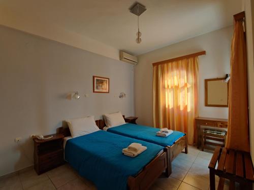 Un pat sau paturi într-o cameră la Maistreli Hotel Apartments