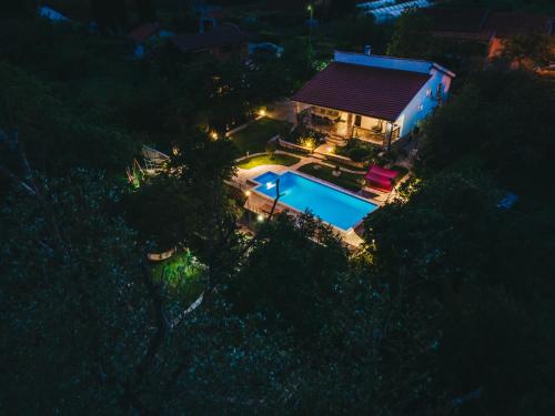 BunaにあるVilla Ganaのプール付きの家の航空写真