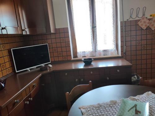A television and/or entertainment centre at Villa dei Ginepri