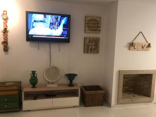 En TV eller et underholdningssystem på Apartamento en La Toja de tres habitaciones
