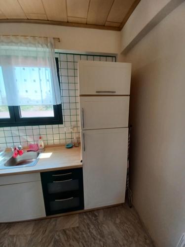 een kleine keuken met een koelkast en een wastafel bij PALMAR CLUB - Villa EMMANUELA in Marathón