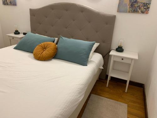 sypialnia z łóżkiem z dynią w obiekcie Grand appartement tout confort en plein coeur d'Arbois w mieście Arbois