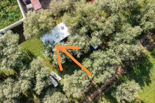 an overhead view of a house and trees with orange arrows at Romey Iikka in Pula