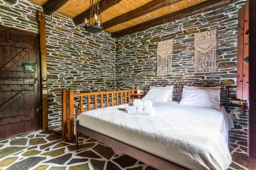 Säng eller sängar i ett rum på Andros Serenity Adults Only Residences