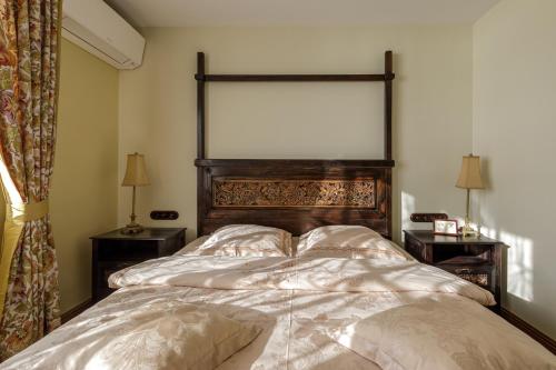 Una cama o camas en una habitación de Argo Trakai