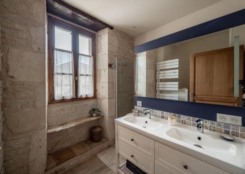 une salle de bain avec deux lavabos et une douche dans l'établissement Maison de vacances L'Hermione, à Villeneuve-sur-Vère