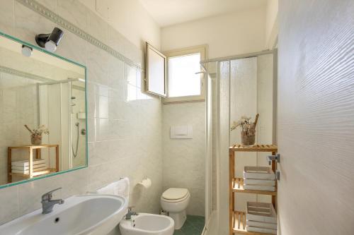 a bathroom with a sink and a toilet and a mirror at Agriturismo Gli Etruschi in Populonia