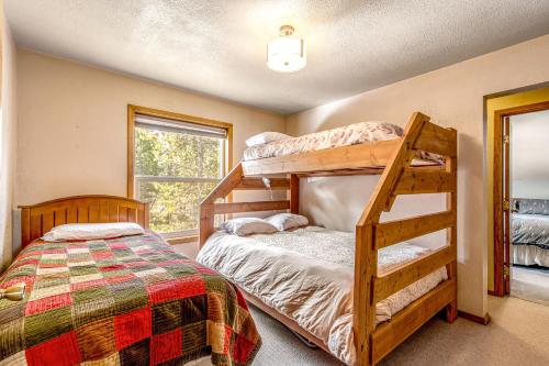 Katil dua tingkat atau katil-katil dua tingkat dalam bilik di Pinedale Cabin