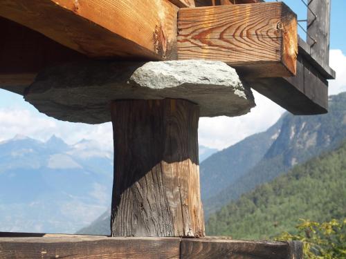 a wooden beam with a view of mountains at Studio Raccard Cendré in Grône