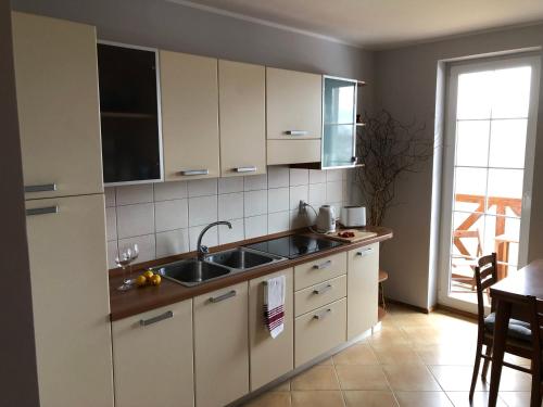 A kitchen or kitchenette at Apartament Dadaj 2/5
