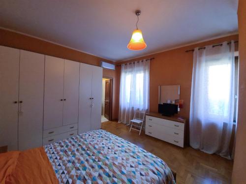 1 dormitorio con 1 cama, vestidor y TV en La Finestra su Spello en Spello