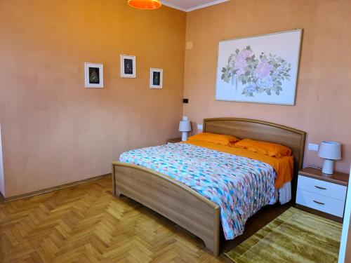 a bedroom with a bed and a painting on the wall at La Finestra su Spello in Spello