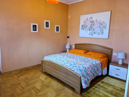 una camera da letto con un letto e un quadro sul muro di La Finestra su Spello a Spello