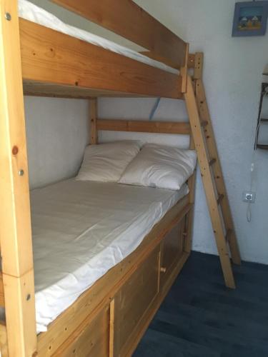 quelques lits superposés dans une chambre dans l'établissement Agriates, à Patrimonio