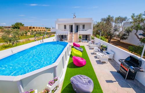 una piscina en la azotea de una casa en Chiara & Giulia Apartments by HDSalento, en Leuca