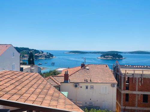 einen Blick auf das Wasser von den Dächern der Gebäude in der Unterkunft Sky view of Hell islands in Hvar