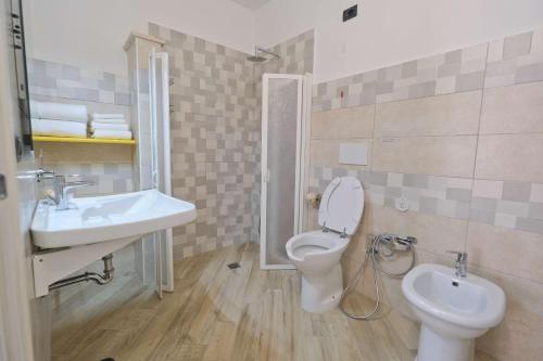 a bathroom with a toilet and a sink at Il Porto Affittacamere b&b in Brindisi