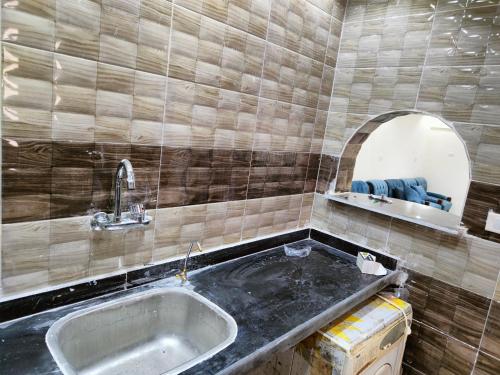 a bathroom with a large tub and a mirror at شقه 115متر سوبر لوكس العامريه قريبه من الاسكندريه10min from Alexanderia in ‘Izbat al Musta‘marah