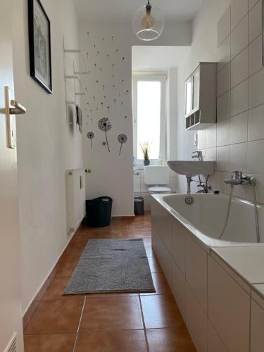 ein Badezimmer mit einer großen Badewanne und einem Waschbecken in der Unterkunft Ruhrpott Apartment Zentral in Herne