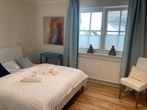 1 dormitorio con 1 cama con 2 toallas en Ferienwohnung Hafenglück, Villa Vilmblick, en Lauterbach
