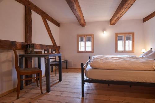 Schlafzimmer mit einem Bett, einem Tisch und Stühlen in der Unterkunft Doppelzimmer Anna Oberlausitzer Hof in Leutersdorf