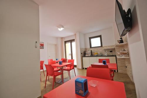 a dining room with red tables and red chairs at Il Porto Affittacamere b&b in Brindisi