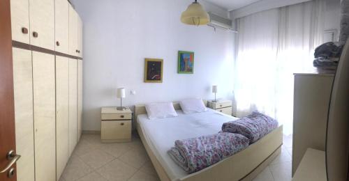 - une petite chambre avec un lit et une fenêtre dans l'établissement Apartment with two bedrooms in City Centre in Drama Greece, à Dráma