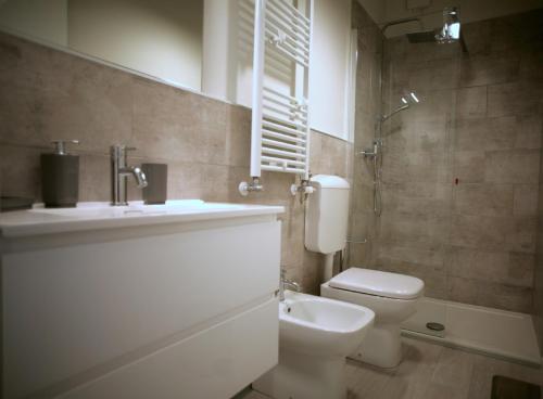 a bathroom with a toilet and a sink and a shower at Melograno Rooms B&B in Brogliano