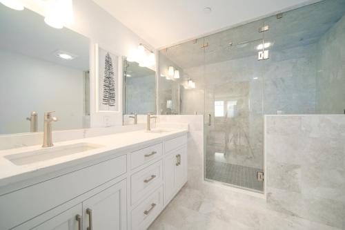 a bathroom with two sinks and a shower at Thomas Sea Suites at Harbourtown in Plymouth
