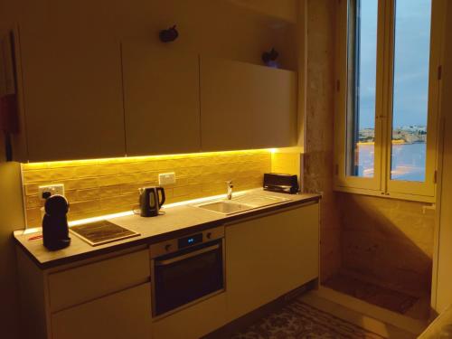 Oasis 22 Savynomad Harbour Residences wow Viewsにあるキッチンまたは簡易キッチン