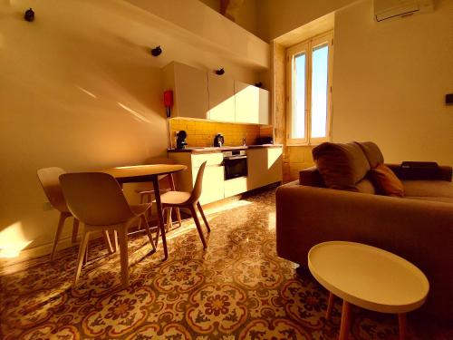 un soggiorno con divano e tavolo di Oasis 22 Savynomad Harbour Residences wow Views a La Valletta