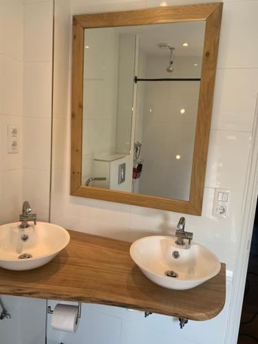 een badkamer met 2 wastafels en een spiegel bij Toplocatie in centrum Sluis in Sluis