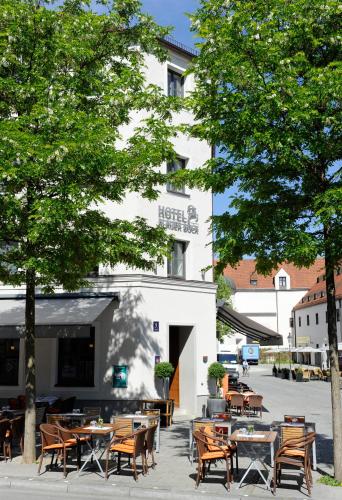 a group of tables and chairs in front of a building at Hotel Blauer Bock in Munich