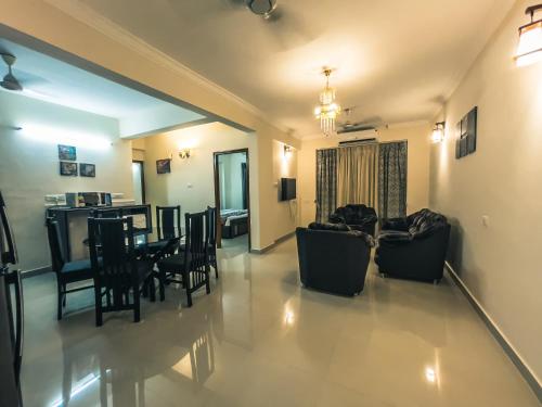 a living room with chairs and a dining room at Calvin's Retreat in Varca