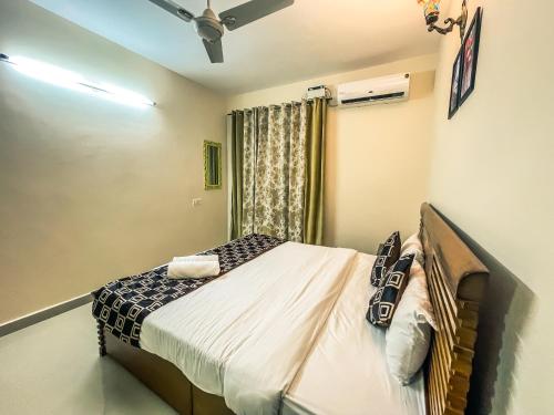 a bedroom with a bed in a room at Calvin's Retreat in Varca