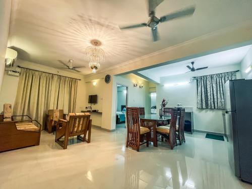 a dining room and living room with a table and chairs at Calvin's Retreat in Varca